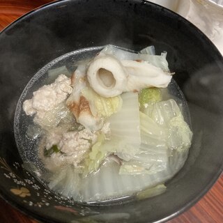 鶏団子とちくわのあたたかい白菜スープ